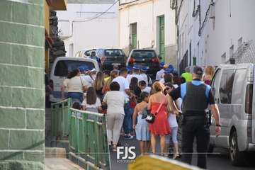 Lomo Magullo abraza la vida con la escultura homenaje a la Traída del Agua/Francisco Javier Santana y TA.